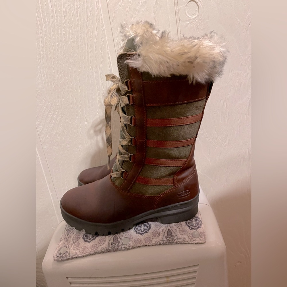 KEEN Women's Wapato Tall Lace Up Waterproof Insulated Brown Leather Boots Size 8